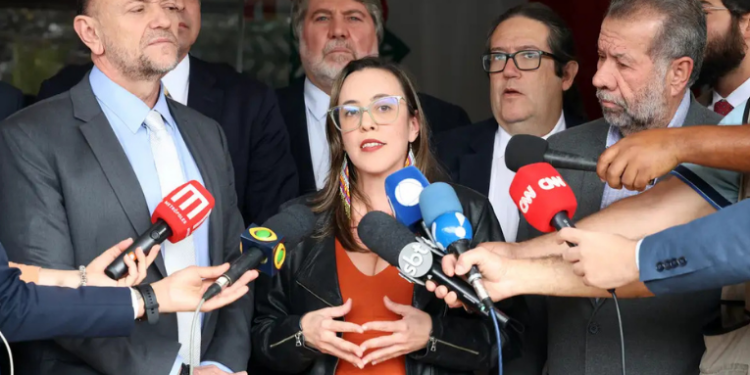 Presidenta do PSOL, Paula Coradi, teve seu visto cancelado após participar de evento nos EUA onde criticou Donald Trump. Boulos classifica medida como tentativa de intimidação política.