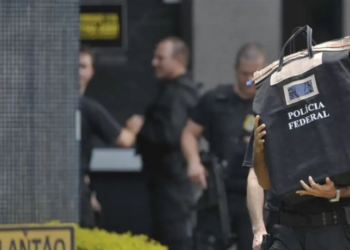 Operação da Polícia Federal afasta o governador de Tocantins, Wanderlei Barbosa, por suspeita de desvio de R$ 73 milhões em cestas básicas durante a pandemia de COVID-19.