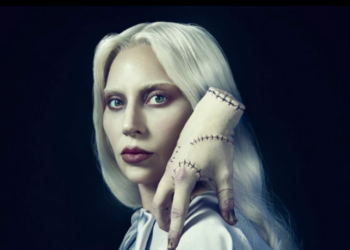Lady Gaga aparece pela primeira vez como Rosaline Rotwood na nova temporada de Wandinha. Netflix libera imagem da personagem e anuncia música original da artista.