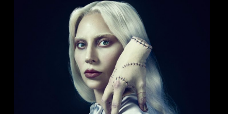 Lady Gaga aparece pela primeira vez como Rosaline Rotwood na nova temporada de Wandinha. Netflix libera imagem da personagem e anuncia música original da artista.