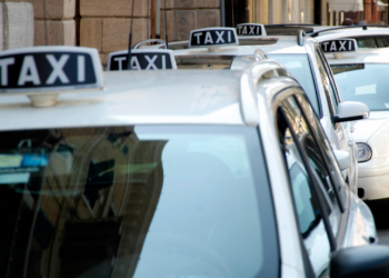 Comissão da Câmara aprovou projeto que permite o compartilhamento de viagens de táxi por mais passageiros, alterando a Política Nacional de Mobilidade Urbana e a lei que regula taxistas.