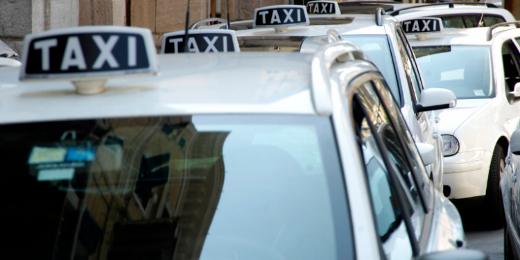 Comissão da Câmara aprovou projeto que permite o compartilhamento de viagens de táxi por mais passageiros, alterando a Política Nacional de Mobilidade Urbana e a lei que regula taxistas.