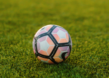 Acompanhe Fluminense x Botafogo ao vivo na Rádio Nacional neste domingo (26), com narração, comentários, reportagens e análise da rodada. Saiba onde ouvir.