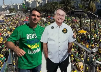 No 7 de Setembro, Flávio Bolsonaro marcou presença em ato bolsonarista em Copacabana. Manifestantes exibiram faixas contra o STF, pediram anistia e reforçaram apoio ao ex-presidente.