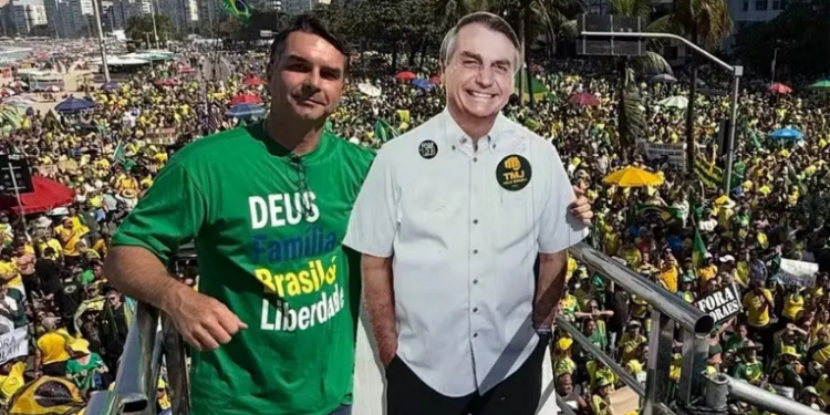 No 7 de Setembro, Flávio Bolsonaro marcou presença em ato bolsonarista em Copacabana. Manifestantes exibiram faixas contra o STF, pediram anistia e reforçaram apoio ao ex-presidente.