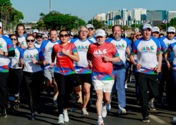 Presidente Lula participou da Corrida e Caminhada MEC 95 anos, evento que celebrou políticas públicas de educação e reuniu servidores, atletas e comunidade em Brasília.