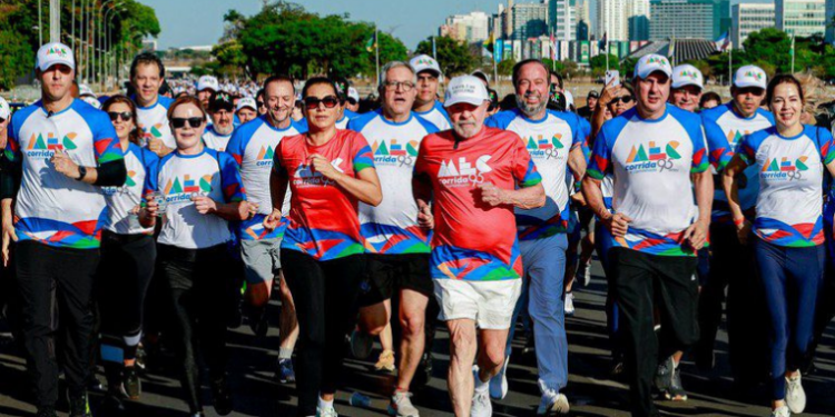 Presidente Lula participou da Corrida e Caminhada MEC 95 anos, evento que celebrou políticas públicas de educação e reuniu servidores, atletas e comunidade em Brasília.