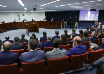 STF suspende julgamento de Bolsonaro e aliados por tentativa de golpe. Sessão será retomada nesta quarta (3), com sustentações de defesas e expectativa de penas que podem ultrapassar 30 anos.