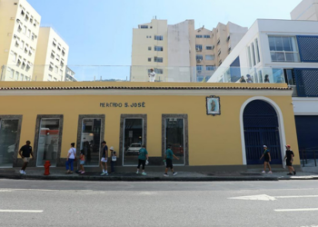 A Prefeitura do Rio reabre o Mercado São José, em Laranjeiras, após sete anos. O espaço conta com 16 negócios, incluindo hortifruti, cafés, bares e cozinha artesanal. Saiba mais sobre a revitalização.