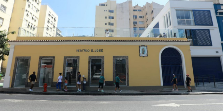 A Prefeitura do Rio reabre o Mercado São José, em Laranjeiras, após sete anos. O espaço conta com 16 negócios, incluindo hortifruti, cafés, bares e cozinha artesanal. Saiba mais sobre a revitalização.