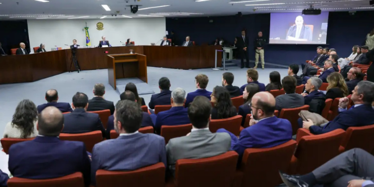 STF suspende julgamento de Bolsonaro e aliados por tentativa de golpe. Sessão será retomada nesta quarta (3), com sustentações de defesas e expectativa de penas que podem ultrapassar 30 anos.