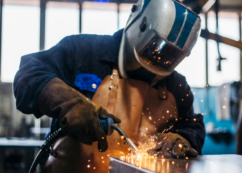 A produção industrial do Brasil recuou 0,2% em julho, completando quatro meses sem crescimento. Dados da Pesquisa Industrial Mensal do IBGE apontam os juros altos como principal fator de desaceleração.