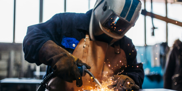 A produção industrial do Brasil recuou 0,2% em julho, completando quatro meses sem crescimento. Dados da Pesquisa Industrial Mensal do IBGE apontam os juros altos como principal fator de desaceleração.