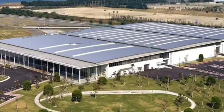 O Japão inaugura a segunda usina de energia osmótica do mundo, que transforma o gradiente entre água doce e salgada em eletricidade limpa e constante, sem depender do clima. Saiba como essa inovação pode transformar o futuro energético.
