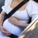 Abramet alerta que gestantes e mulheres no puerpério devem redobrar a atenção ao dirigir devido a sintomas como náuseas, edemas e cansaço. Confira orientações para maior segurança no trânsito.