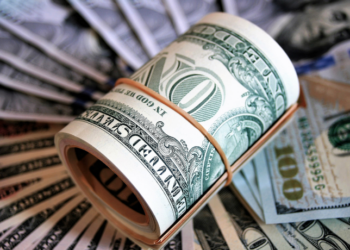 O Brasil realizou sua terceira emissão de dívida externa em 2025, com títulos de 5 e 30 anos, demonstrando credibilidade da política econômica perante investidores globais.