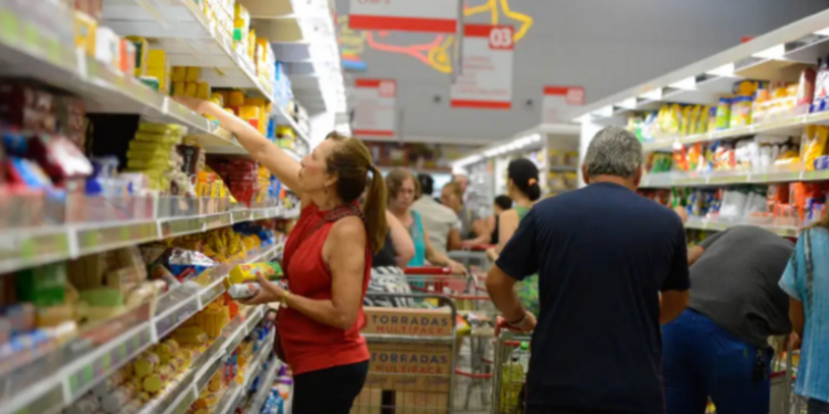 Grupo russo Svetofor anuncia entrada no Brasil com a rede Vantajoso, que promete preços baixos e fixos. Primeira loja será em Campinas, com planos de expansão no Sudeste.
