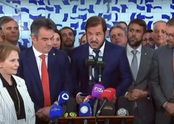 União Brasil e Progressistas anunciam saída da base do governo Lula e exigem que filiados com mandato deixem cargos no Executivo. Ministros podem ser impactados.