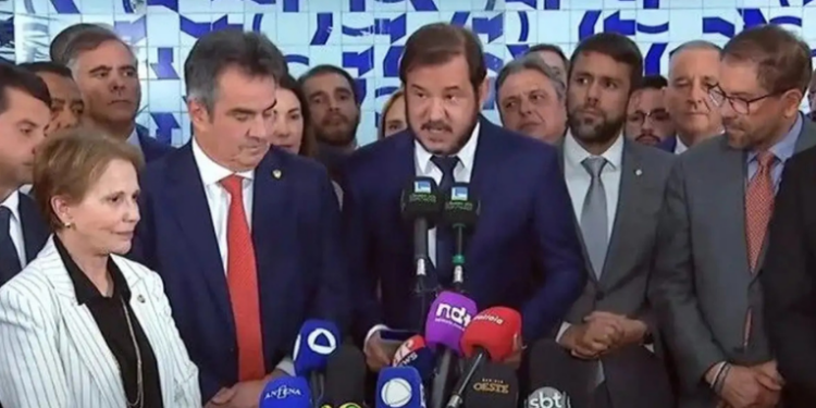 União Brasil e Progressistas anunciam saída da base do governo Lula e exigem que filiados com mandato deixem cargos no Executivo. Ministros podem ser impactados.