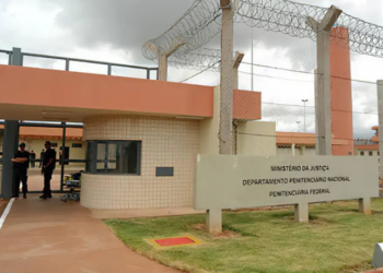 A Secretaria de Estado de Administração Penitenciária do Rio de Janeiro investe em tecnologia de ponta para bloquear sinais em unidades prisionais, impedindo a comunicação clandestina de criminosos e fortalecendo a segurança.