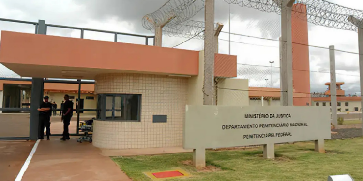 A Secretaria de Estado de Administração Penitenciária do Rio de Janeiro investe em tecnologia de ponta para bloquear sinais em unidades prisionais, impedindo a comunicação clandestina de criminosos e fortalecendo a segurança.