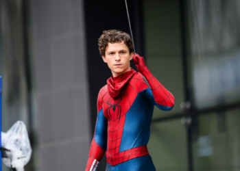 Tom Holland foi hospitalizado com concussão leve durante as filmagens de “Homem-Aranha: Um Novo Dia” em Glasgow. A Sony e a Marvel avaliam os próximos passos da produção.
