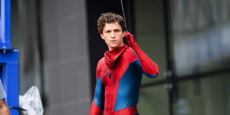 Tom Holland foi hospitalizado com concussão leve durante as filmagens de “Homem-Aranha: Um Novo Dia” em Glasgow. A Sony e a Marvel avaliam os próximos passos da produção.