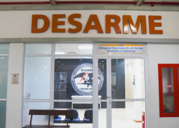 Delegacia Especializada em Armas, Munições e Explosivos deflagra operação em São Paulo para desarticular grupo criminoso que enviava armas e drogas para facções no Rio de Janeiro.
