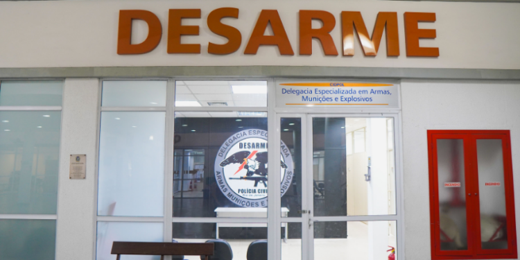 Delegacia Especializada em Armas, Munições e Explosivos deflagra operação em São Paulo para desarticular grupo criminoso que enviava armas e drogas para facções no Rio de Janeiro.