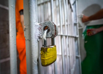 Sete detentas de um presídio feminino em Bangu iniciaram um motim devido a queixas sobre a alimentação. O incidente foi controlado, e as envolvidas foram transferidas para isolamento, incluindo a penitenciária de segurança máxima Bangu 1.