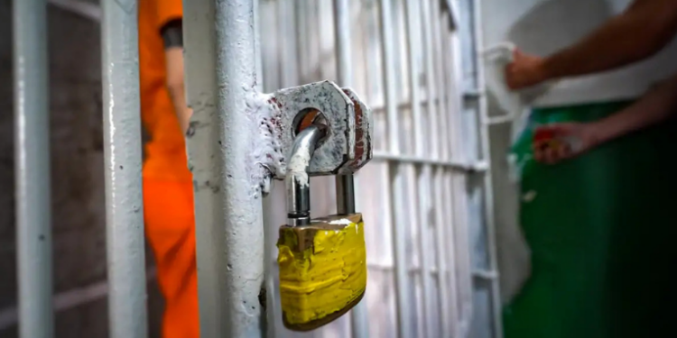Sete detentas de um presídio feminino em Bangu iniciaram um motim devido a queixas sobre a alimentação. O incidente foi controlado, e as envolvidas foram transferidas para isolamento, incluindo a penitenciária de segurança máxima Bangu 1.