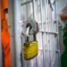 Sete detentas de um presídio feminino em Bangu iniciaram um motim devido a queixas sobre a alimentação. O incidente foi controlado, e as envolvidas foram transferidas para isolamento, incluindo a penitenciária de segurança máxima Bangu 1.