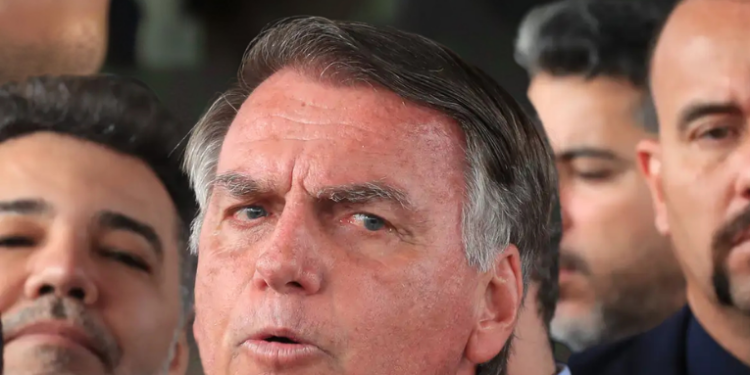 STF condena Bolsonaro e sete aliados por participação em trama golpista. Penas podem começar a ser cumpridas até dezembro, caso recursos sejam rejeitados.