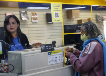 Correios suspendem pagamentos com cartão de crédito e débito por suspeita de irregularidades em empresa contratada. Serviço funciona apenas via Pix nas agências.