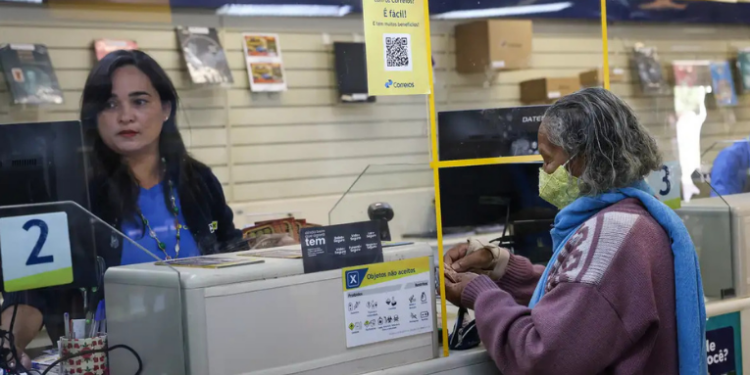 Correios suspendem pagamentos com cartão de crédito e débito por suspeita de irregularidades em empresa contratada. Serviço funciona apenas via Pix nas agências.