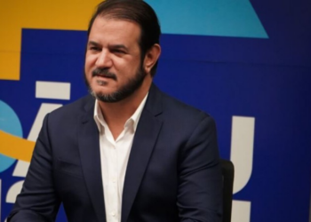 O União Brasil determinou que filiados deixem cargos no governo Lula em até 24 horas, sob pena de infidelidade partidária. A medida foi tomada após nota de apoio ao presidente da sigla, Antonio Rueda, citado em investigação da PF.