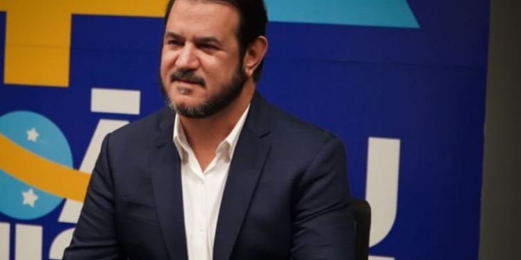 O União Brasil determinou que filiados deixem cargos no governo Lula em até 24 horas, sob pena de infidelidade partidária. A medida foi tomada após nota de apoio ao presidente da sigla, Antonio Rueda, citado em investigação da PF.