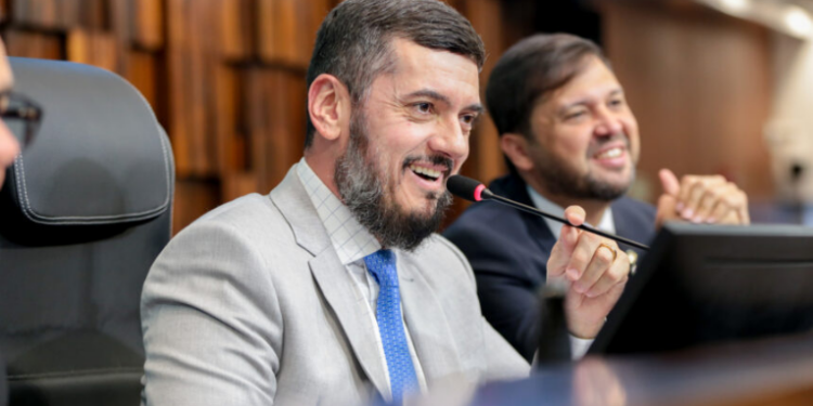 A Assembleia Legislativa do Rio de Janeiro aprovou o Pacote de Enfrentamento ao Crime, com medidas como cerco eletrônico inteligente, restrição de visitas íntimas, cobrança de custos carcerários e internação mínima de adolescentes infratores.