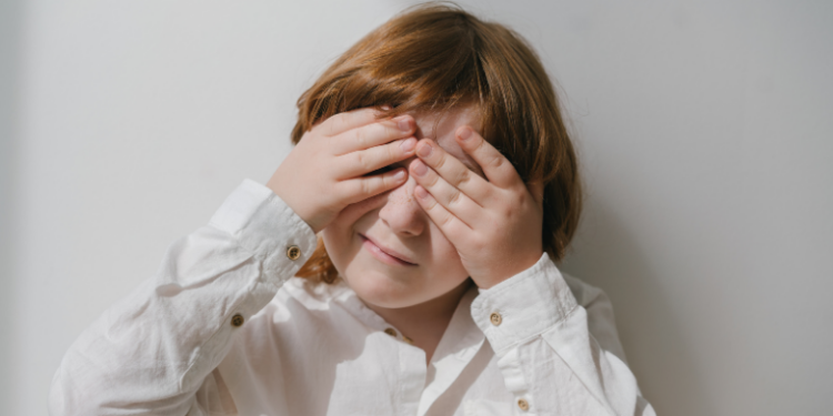 O Ministério da Saúde oficializa o uso do M-Chat para rastreamento precoce do autismo, integrando o teste ao SUS e investindo em capacitação profissional e cuidados às famílias.