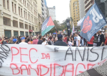 Atos nacionais reuniram milhares em 33 cidades contra a anistia a golpistas de 8 de janeiro e a PEC da Blindagem. Daniela Mercury, Wagner Moura e Fernanda Takai participaram dos protestos.