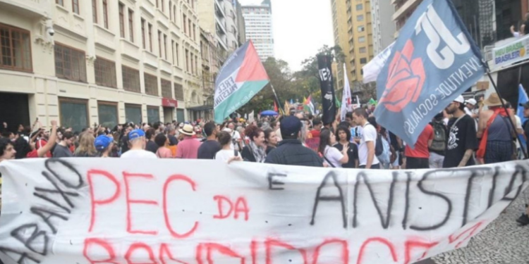 Atos nacionais reuniram milhares em 33 cidades contra a anistia a golpistas de 8 de janeiro e a PEC da Blindagem. Daniela Mercury, Wagner Moura e Fernanda Takai participaram dos protestos.