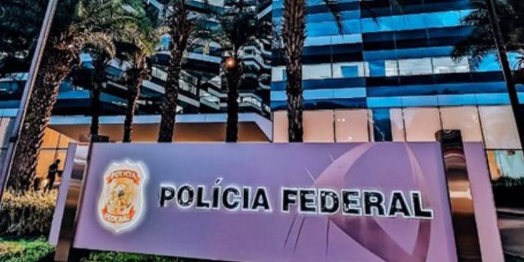 A Polícia Federal realiza na sexta-feira (26) o Leilão 006/2025, com imóveis apreendidos em Porto Seguro (BA) durante investigações de fraudes contra o INSS. Lances iniciais variam de R$ 106,5 mil a R$ 218,2 mil.