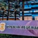 A Polícia Federal realiza na sexta-feira (26) o Leilão 006/2025, com imóveis apreendidos em Porto Seguro (BA) durante investigações de fraudes contra o INSS. Lances iniciais variam de R$ 106,5 mil a R$ 218,2 mil.