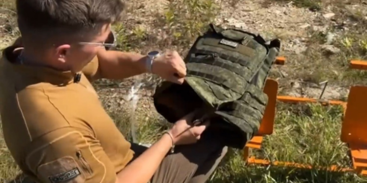 O novo colete tático Obereg da Rostec resiste a diferentes tipos de munições, pesa menos de 8 kg e promete maior mobilidade para soldados em combate.