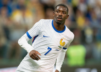 Ousmane Dembélé, do PSG, foi eleito o melhor jogador do mundo pela Bola de Ouro 2025. Raphinha ficou em 5º lugar e Vini Jr em 16º. Veja o ranking completo dos 30 indicados.