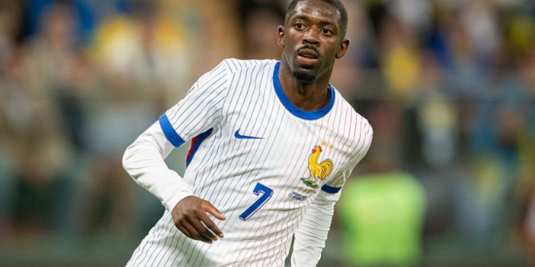 Ousmane Dembélé, do PSG, foi eleito o melhor jogador do mundo pela Bola de Ouro 2025. Raphinha ficou em 5º lugar e Vini Jr em 16º. Veja o ranking completo dos 30 indicados.