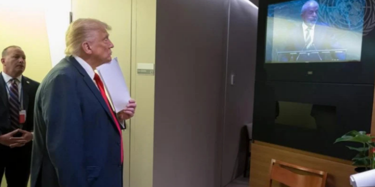 Donald Trump acompanha discurso de Lula na abertura da 80ª Assembleia Geral da ONU; presidente brasileiro aborda taxação internacional, multilateralismo e políticas sociais.