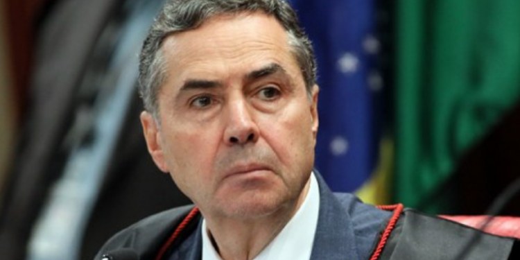 Luís Roberto Barroso se despede da presidência do STF e afirma que a Corte cumpriu seu papel de preservar o Estado de direito, mesmo diante de desgaste pessoal dos ministros e pressões políticas.