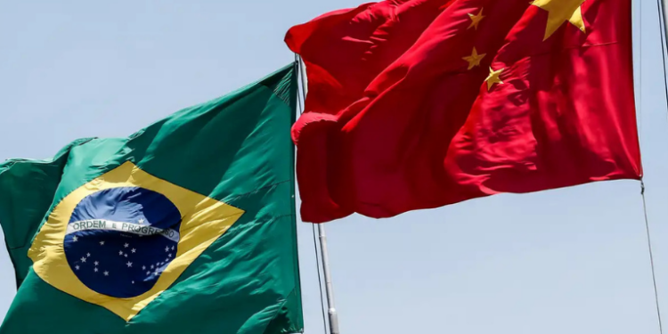 Relação comercial entre Brasil e China impulsiona empregos formais ligados à exportação e importação. Estudo mostra crescimento superior ao de parcerias com EUA, Mercosul e União Europeia.