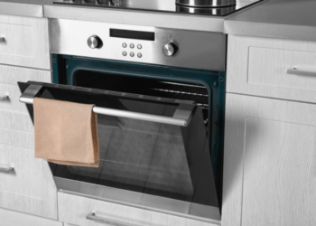 Forno elétrico é um dos vilões da conta de luz e pode consumir tanto quanto 65 geladeiras. Veja dicas práticas para economizar sem abrir mão do uso na cozinha.
